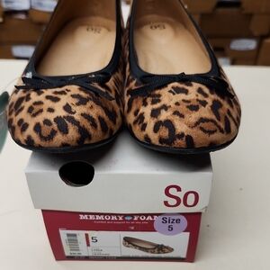 SO Kids Lydia Leopard Print Size 5 Flats.